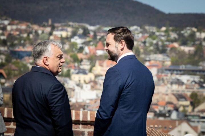 Imagen de la visita de JD Vance a Viktor Orbán para impulsar su candidatura en las elecciones de este domingo.