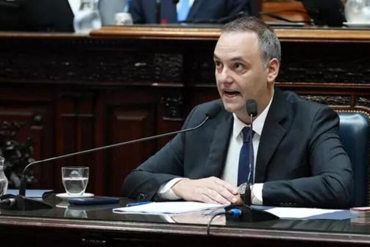 Milei arropa a su jefe de gabinete, acusado de corrupción