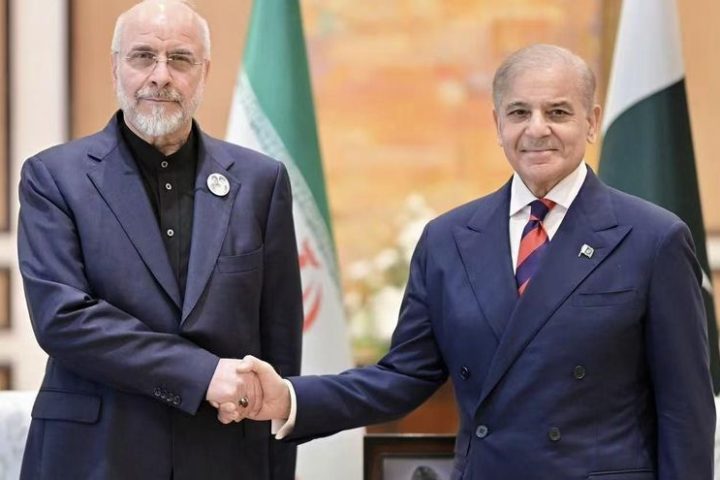El primer ministro de Pakistán, Shehbaz Sharif (dcha), junto al presidente del Parlamento iraní, Bagher Ghalibaf, en Islamabad durante las conversaciones entre EEUU e Irán, el 11 de abril de 2026.