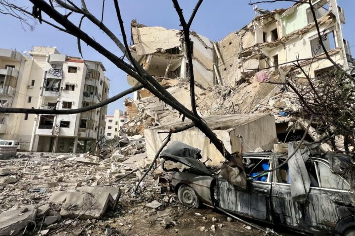 Daños en el lugar de un ataque aéreo israelí en Tiro el 4 de abril.