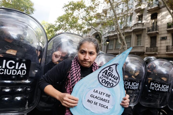 Milei cede al lobby de las grandes mineras con una reforma que rebaja la protección de los glaciares: "El agua vale más que el oro"