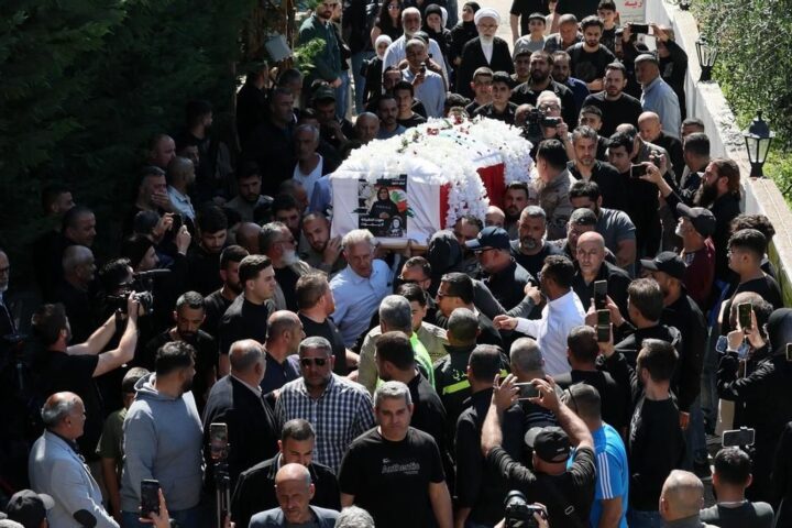 Líbano despide en un funeral multitudinario a la periodista Amal Khalil, asesinada por Israel en pleno alto el fuego