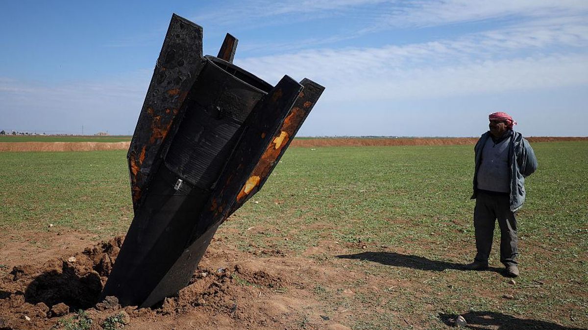 Un hombre junto a un misil iraní tras su caída cerca del Aeropuerto Internacional de Qamishli, junto a la frontera turca, en el distrito de Qamishli, provincia de Hasaka (Siria), el 4 de marzo de 2026. Amjad Kurdo / Getty Images