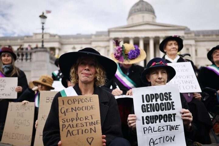 Activistas vestidas como sufragistas en la protesta de Palestine Action en Trafalgar Square (Londres) el 11 de abril de 2026