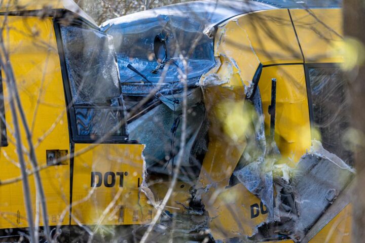 Cuatro personas en estado crítico tras el choque frontal de dos trenes en Dinamarca