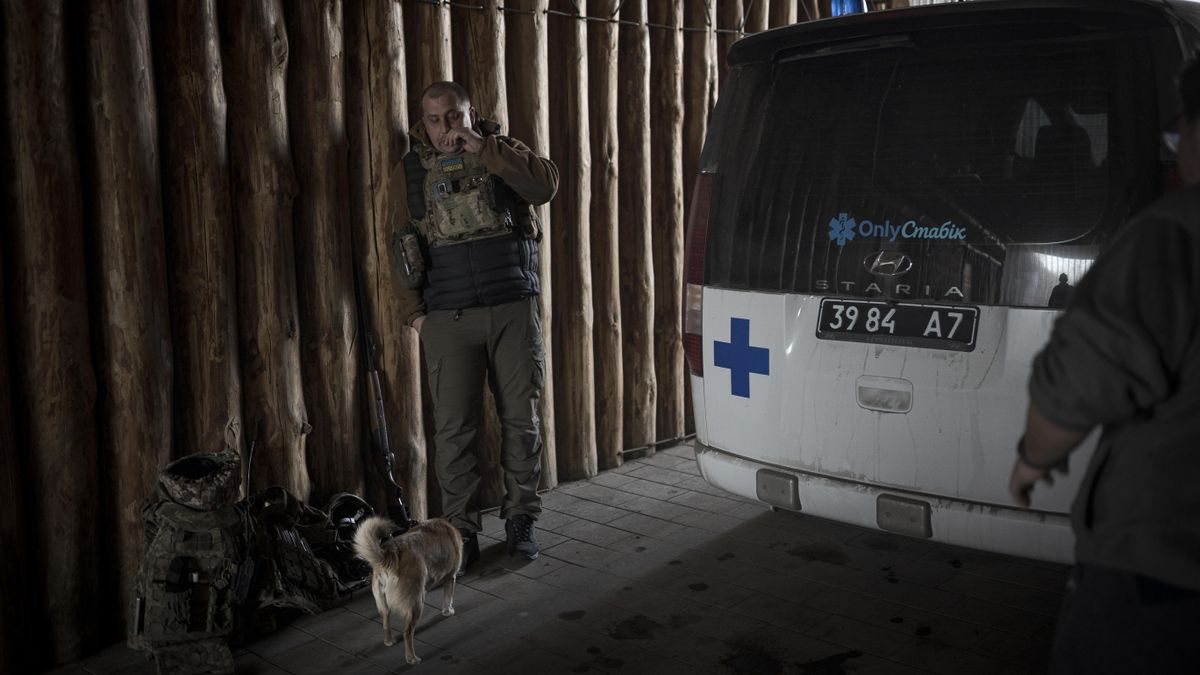 Una ambulancia espera a varios soldados heridos para trasladarles a otro hospital una vez estabilizados.