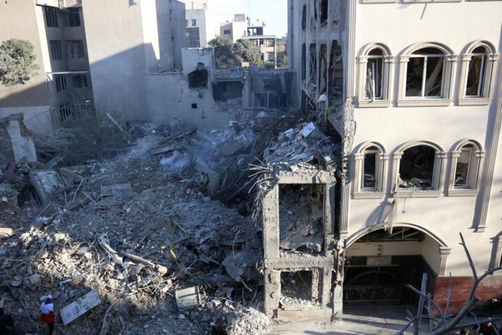 Los restos de la sinagoga bombardeada en el centro de Tehran, el 7 abril de 2026.