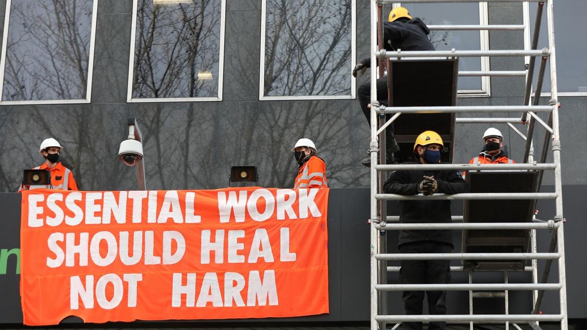 Manifestantes cuelgan una pancarta de protesta contra el tren de alta velocidad en la sede de HS2, en Londres, en 2021.