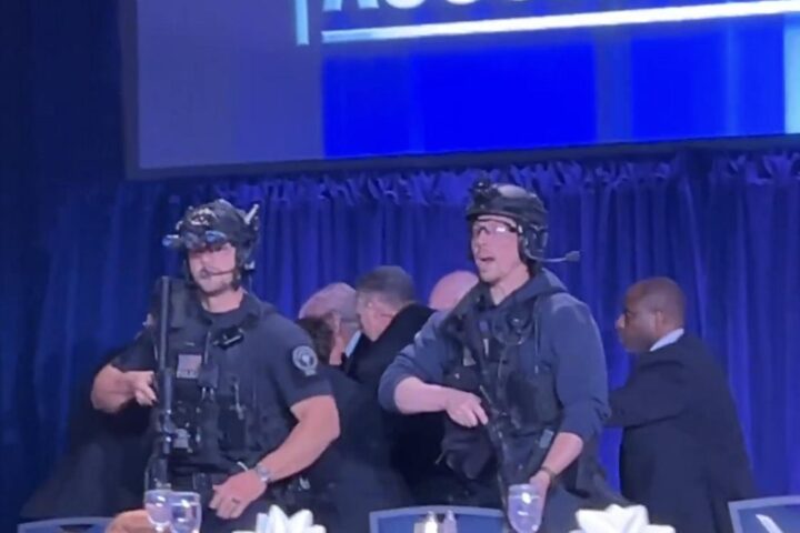 Momento de la evacuación de Donald Trump