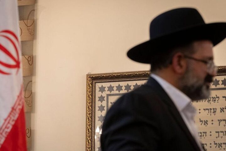 El rabino Younes Hamami Lalehzar durante una ceremonia en una sinagoga del centro de Teherán, el 16 de abril de 2026.