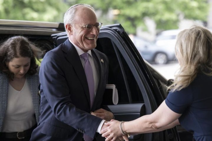 El embajador de Israel en EEUU, Yechiel Leiter, a su llegada a la reunión con la representante de Líbano en Washington.