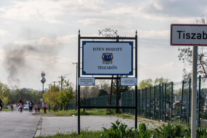 Imagen de la carretera de entrada al pueblo de Tiszabo, junto al cementerio local.