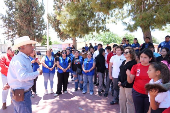 Entrega Arturo Zubía útiles escolares en todas las escuelas de San Francisco de Conchos y el seccional de Boquilla