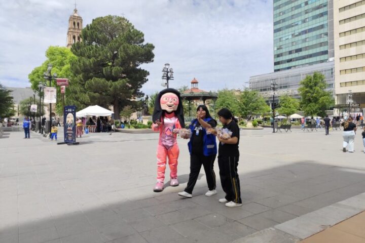 Aguardianes de la Preparatoria Allende reparten dulces por Día del Niño