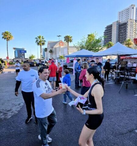 Apoya Alan Falomir a participantes de carrera en Distrito 1