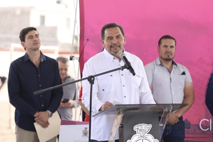Entrega Cruz obras en secundarias de Praderas del Sol