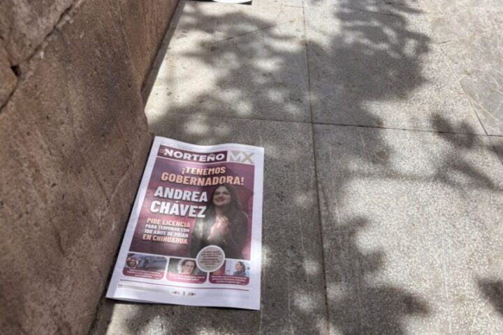 Reparten propaganda de Andrea Chávez… y termina en la basura en el suelo