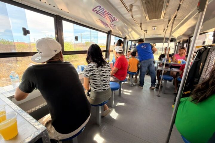 Comedor móvil recorre colonias de la capital