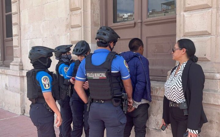 Detienen a sujeto por orinar en vía pública; intentaba hacerlo en Palacio de Gobierno