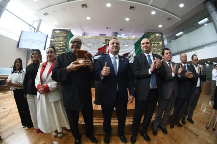 Entrega Congreso de Chihuahua Reconocimiento “Chihuahuense Distinguido” al maestro Enrique Carbajal González