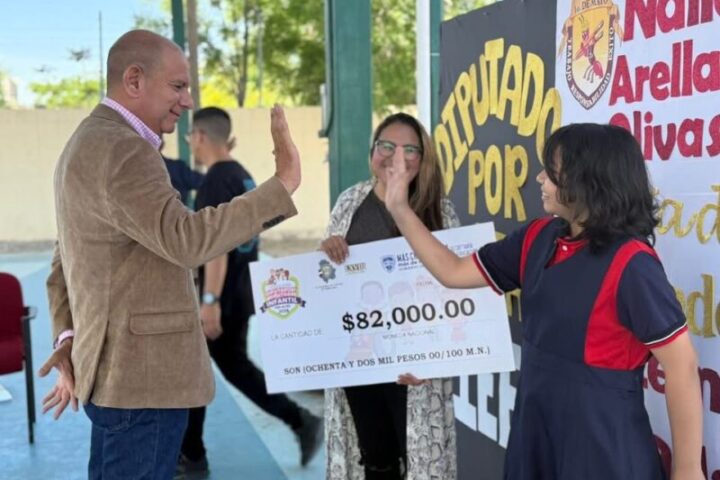 Entrega Cuauhtémoc Estrada cheque por 82 mil pesos a escuela de niña diputada