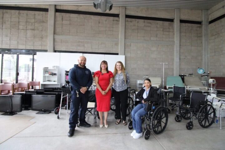 Entrega Edith Escárcega donativo para atención de grupos vulnerables