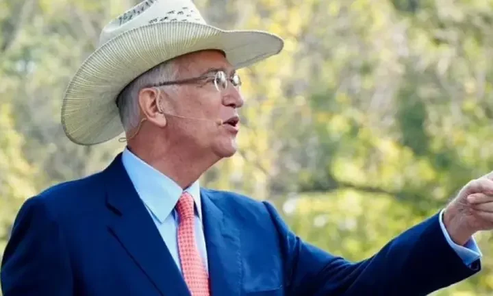 Polémica digital estalla Salinas Pliego desata debate por usar celular sin CURP en México