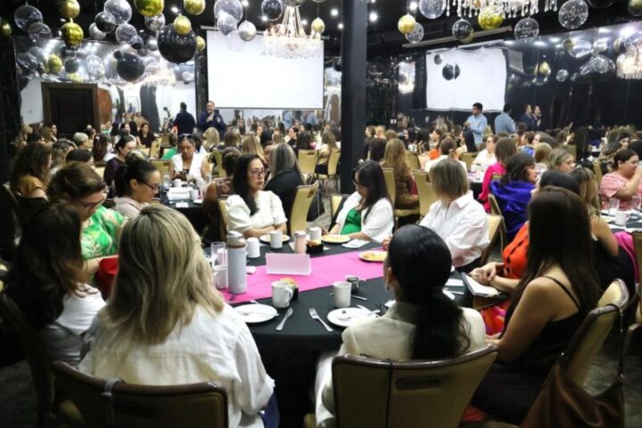 Reconoce Santiago De la Peña papel central de la mujer en la familia y la sociedad