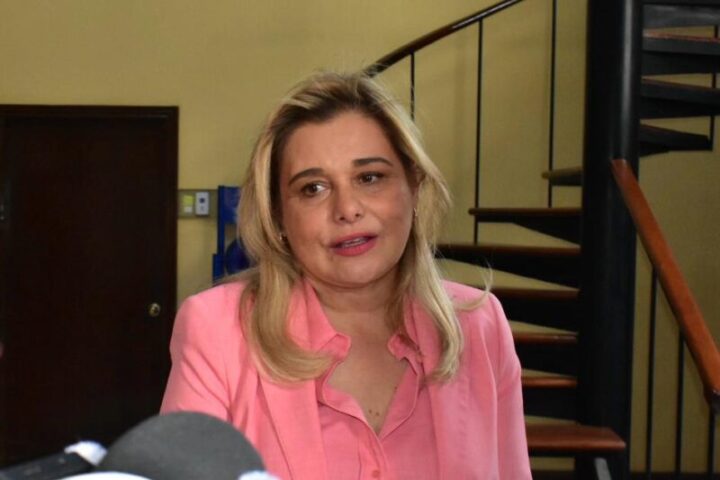 Recorre Maru Campos hospitales en Día del Niño