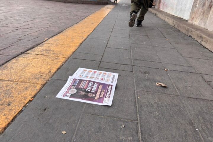 Noticias Chihuahua Pausa.MX Reparten propaganda de Andrea Chávez… y termina en la basura en el suelo