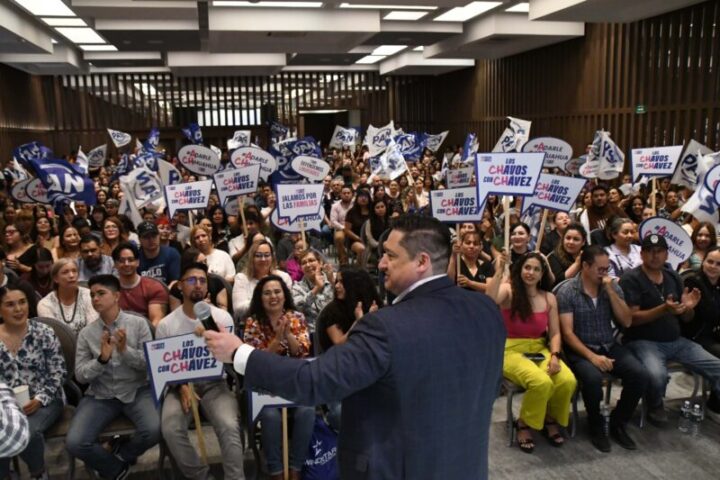 Reúne Alfredo Chávez cientos de becarios bajo su programa