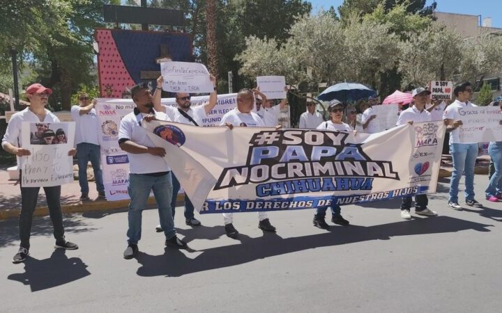 Se manifiestan padres exigiendo justicia; bloquean calles