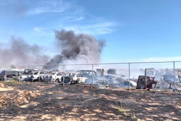 Sofocan fuego en yonke de Cuauhtémoc; casi cien autos dañados