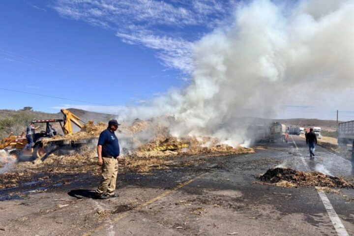Sofocaron bomberos de Parral incendio de pacas en la vía corta a Chihuahua