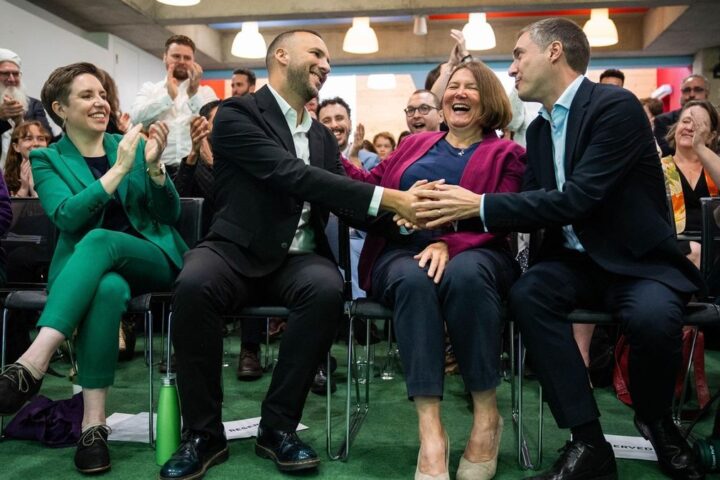 Zack Polanski celebra su victoria como líder del Partido Verde el 2 de septiembre de 2025, en Londres.