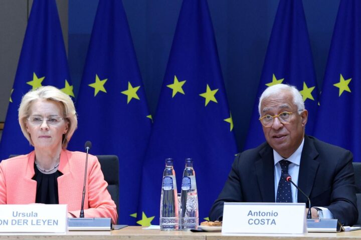 La presidenta de la Comisión Europea, Ursula von der Leyen, junto al presidente del Consejo Europeo, António Costa.