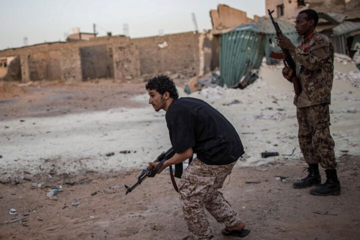 Combatientes respaldados por la ONU toman posiciones durante los enfrentamientos con las fuerzas del Ejército Nacional Libio de Hafter, en 2019.