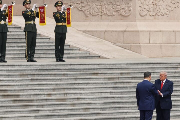El presidente de EEUU, Donald Trump, es recibido por el presidente chino, Xi Jinping, durante una ceremonia de bienvenida celebrada en el Gran Salón del Pueblo el 14 de mayo de 2026 en Pekín, China.