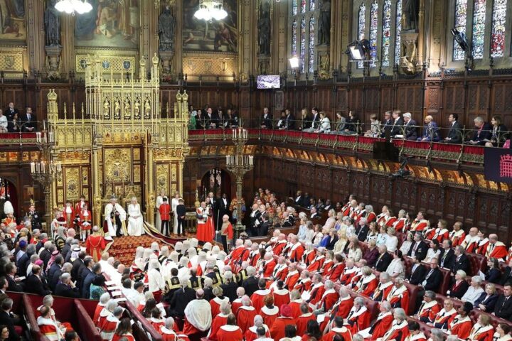 El rey Carlos III y la reina Camila, en la Cámara de los Lores en la apertura del Parlamento este miércoles en Londres.