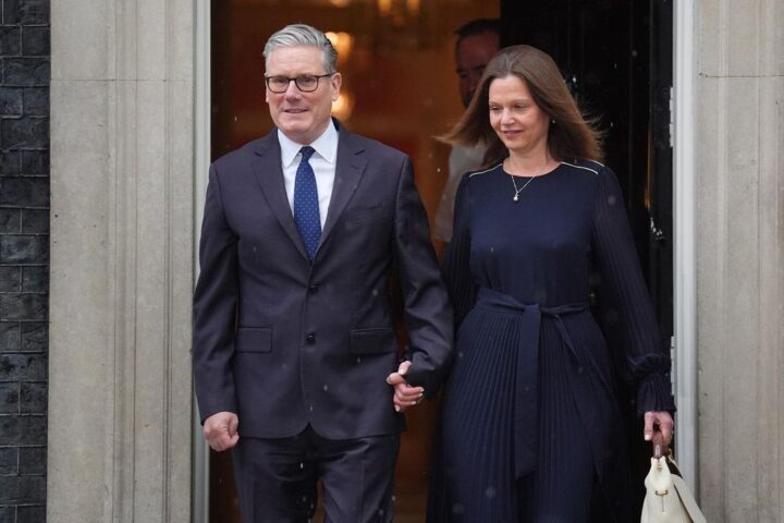 El primer ministro británico, Keir Starmer, y su esposa a la salida de Downing Street este miércoles.