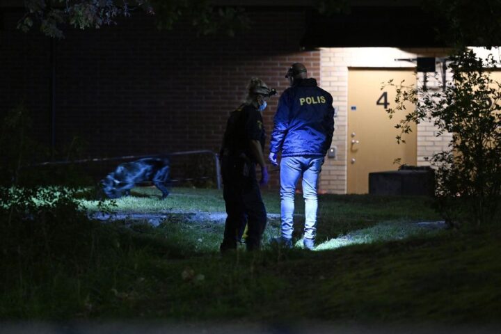 Agentes de Policía investigan la escena en la que un joven fue tiroteado el 27 de septiembre en un polideportivo en Estocolmo