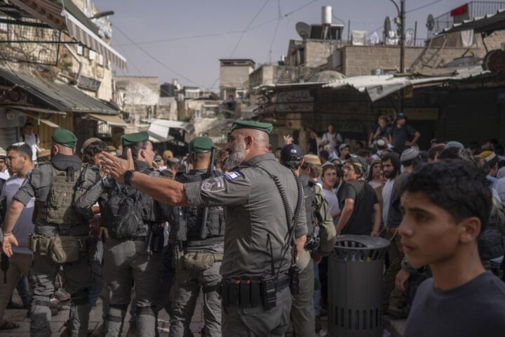 Agentes de la policía israelí impiden el paso a colonos israelíes de extrema derecha durante su marcha por la Ciudad Vieja de Jerusalén en 2025