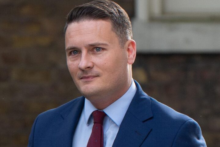 El ministro de Sanidad británico dimite e intenta forzar unas primarias para sustituir a Keir Starmer como primer ministro