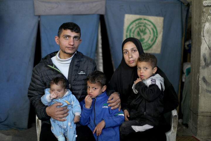 Abu Jaled Al Ghoul junto a su familia en Ciudad de Gaza, en marzo de 2026.