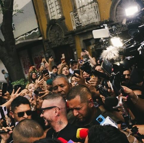 J Balvin visita el Mercado Medellín en la Roma previo a sus conciertos en México
