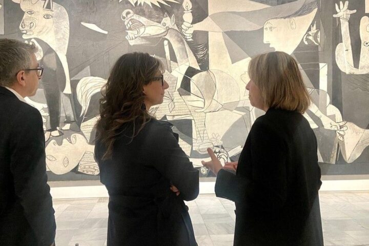 La relatora de la ONU para Palestina, Francesca Albanese, escuchando las explicaciones de una guía del Museo Reina Sofía de Madrid