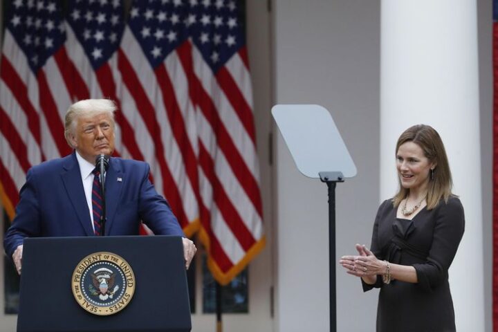 Donald Trump y la jueza conservadora Amy Barrett en 2020.