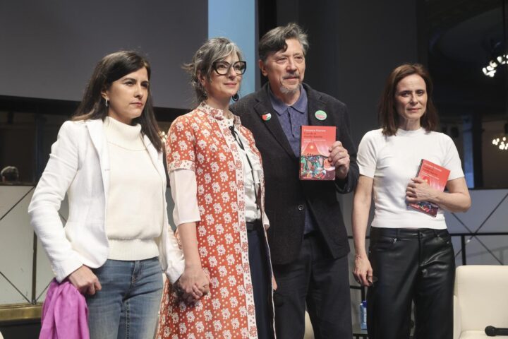 Olga Rodríguez, Francesca Albanese, Carlos Bardem y Aitana Sánchez-Gijón (de izq a dcha) en el Círculo de Bellas Artes de Madrid, el 6 de mayo de 2026.