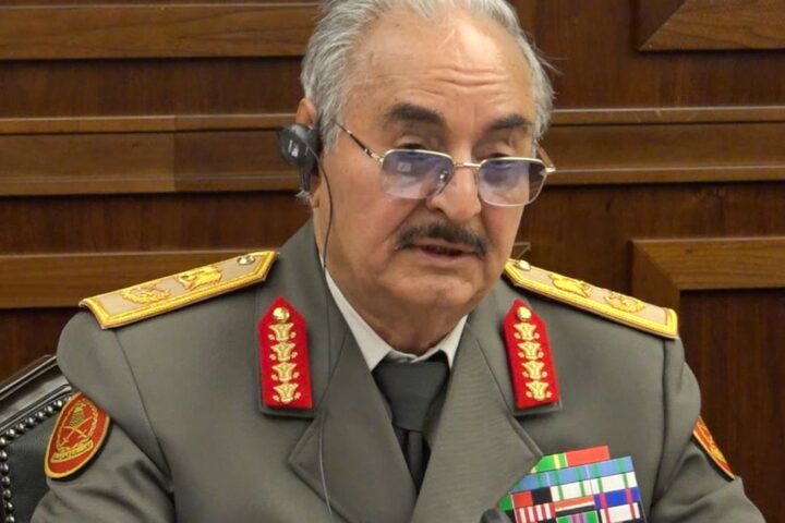 Jalifa Hafter durante una reunión con el ministro de Defensa ruso, en 2025.
