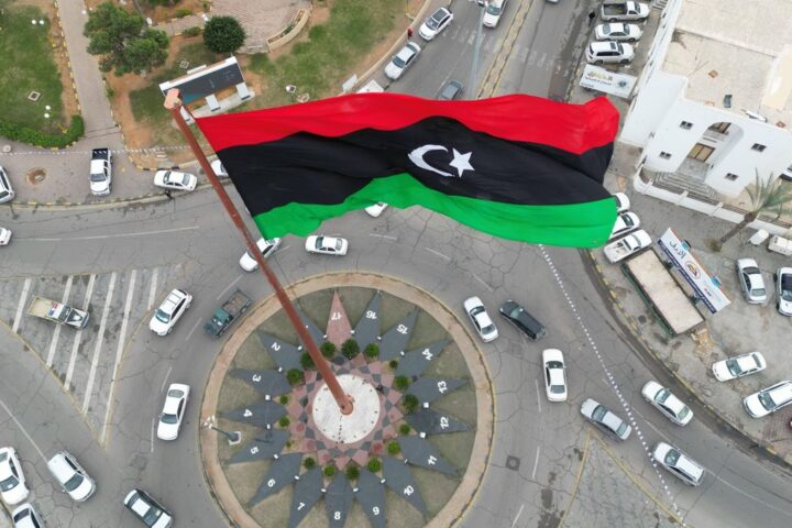 La bandera libia en el centro de la ciudad de Misrata, a vista de dron.